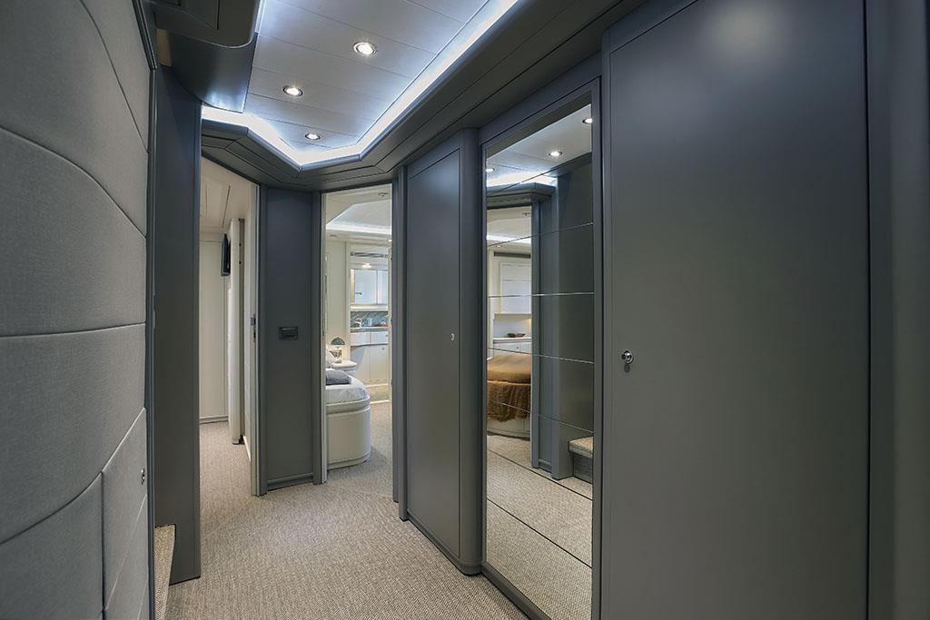 2005 CUSTOM LINE 112' 